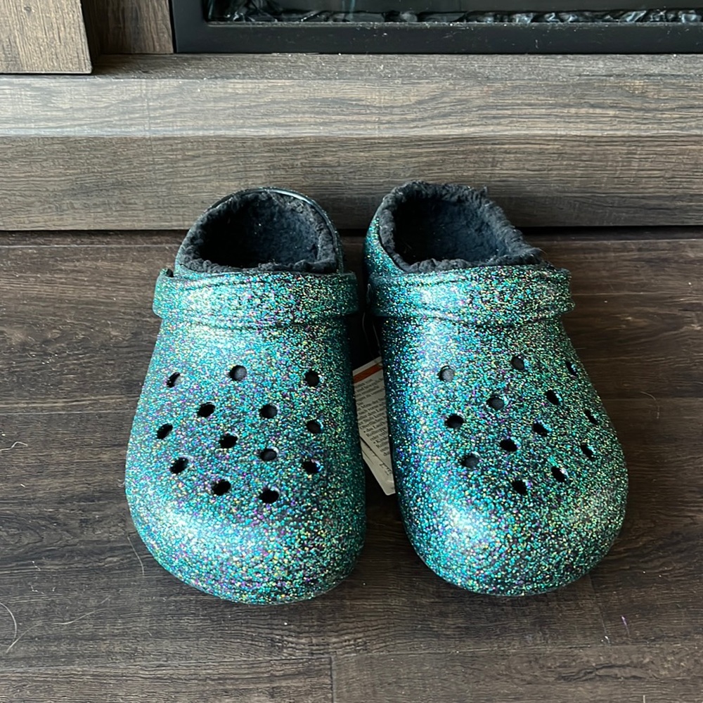 CROCS CLASSIC LINED CLOG
brand new. Size 9 men, size 11 women. Shiny green